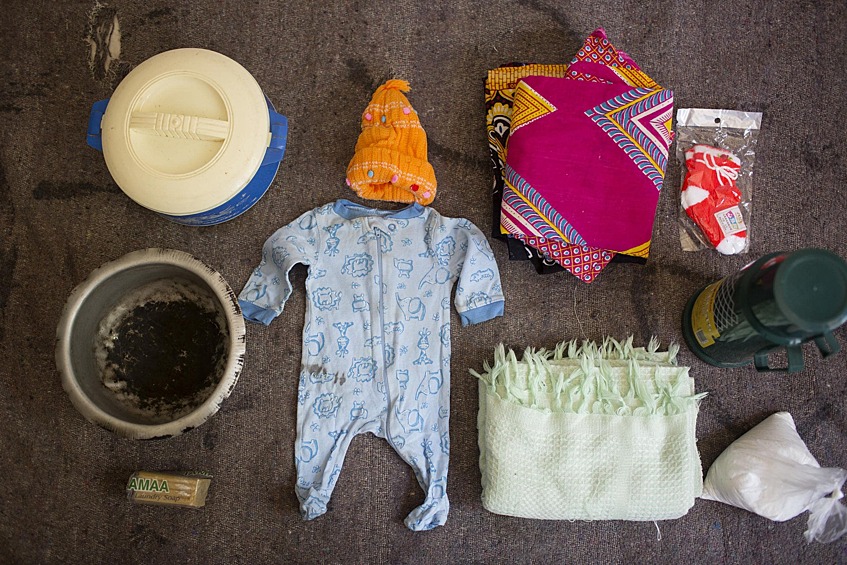 В сумке Агнес: одежда для младенца, одеяло для младенца, носки, таз, фляжка и чай.