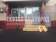 Ответственные службы установили урну во дворе на Лермонтовском проспекте