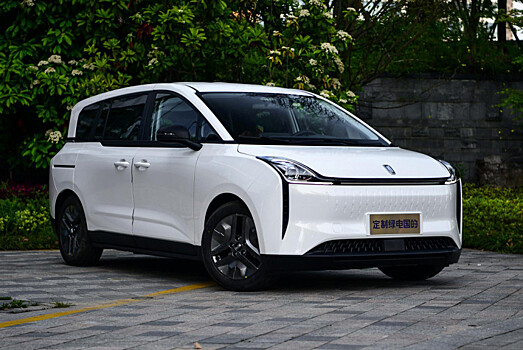 В Россию привезли новые китайские минивэны FAW Bestune NAT