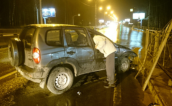 Перевернувшаяся Niva Chevrolet рассыпала яблоки
