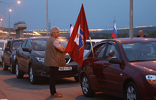 Крым стал ближе: туристы и местные жители поехали по мосту через Керченский пролив