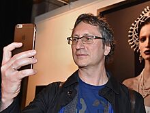 «Очень захотели оскорбиться». Галерист Владимир Фролов — о скандале с работой, похожей на «Родину-мать»