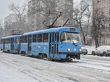 В Москве курьер заехал в салон трамвая на мопеде