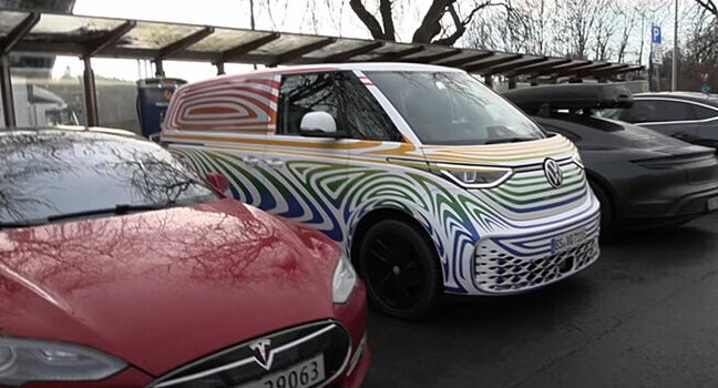 Новый электрический Volkswagen ID.Buzz сняли на общественной станции зарядки