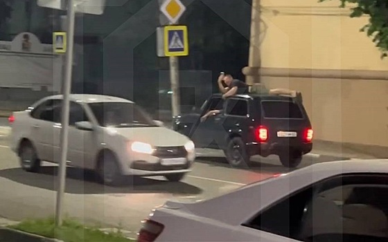 Госавтоинспекция проверит данные о катании мужчины на крыше "Нивы" в Рязани