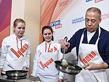 В штабе Путина провели мастер-класс по выпечке блинов