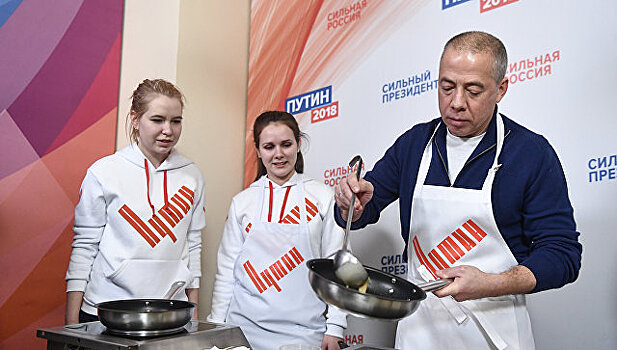 В штабе Путина провели мастер-класс по выпечке блинов