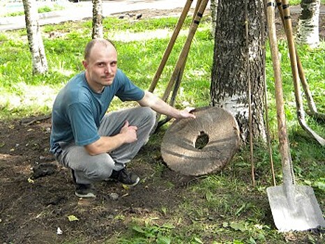 В центре Вологды во время дорожных работ обнаружен старинный жернов