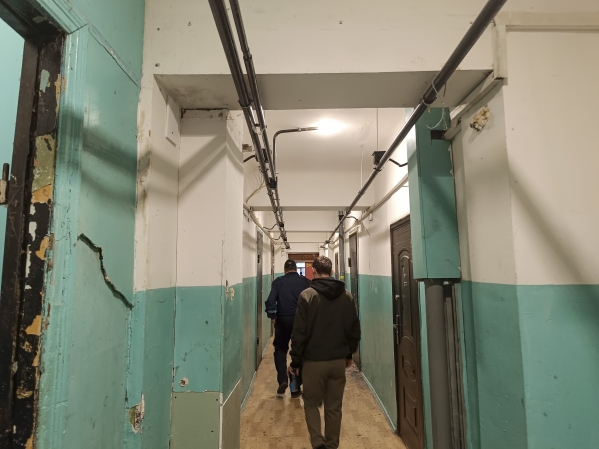 Жильцы не могут добиться ремонта ветхого дома в Тюмени: «Не дай Бог, вывалится рама»