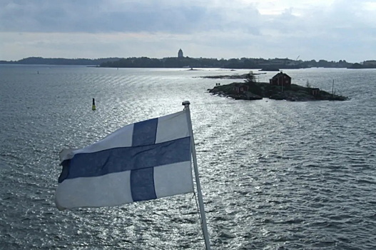 «Возникают неловкие ситуации»: ВВС Финляндии решили убрать свастику с флагов