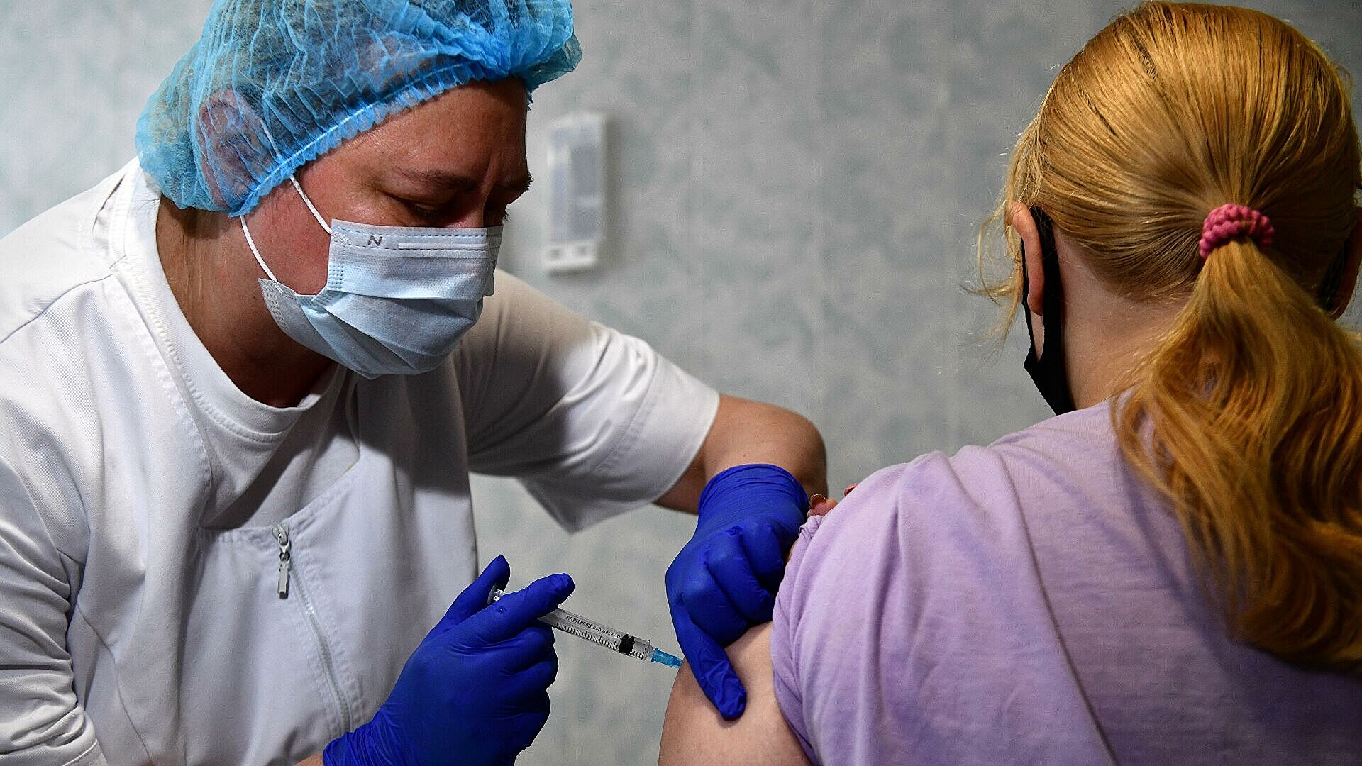 В регионах РФ ввели обязательную вакцинацию для студентов