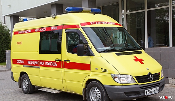 В Волгограде «семёрка» после столкновения с «Daewoo» вылетела на тротуар: двое пострадавших