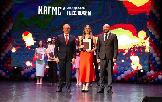 В Курске почти 200 выпускников Академии и Колледжа управления получили дипломы