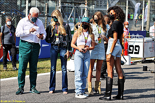 Лоуренс Стролл собирает средства на строительство базы