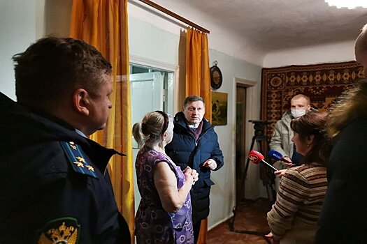 Мэр Новосибирска поручил починить текущий потолок в квартире пенсионеров