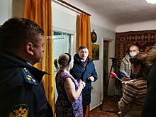 Мэр Новосибирска поручил починить текущий потолок в квартире пенсионеров