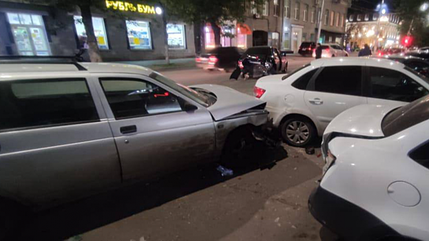 В центре Саратова водитель «Лады» протаранил пять автомобилей. Пострадала женщина
