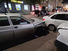 В центре Саратова водитель «Лады» протаранил пять автомобилей. Пострадала женщина