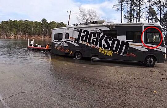 Собака не проходит экзамен по вождению и случайно попадает в озеро