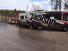 Собака не проходит экзамен по вождению и случайно попадает в озеро