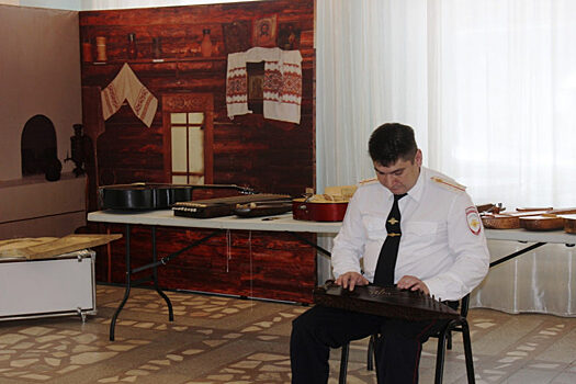 Полицейский из Лесосибирска открыл выставку собственных музыкальный инструментов