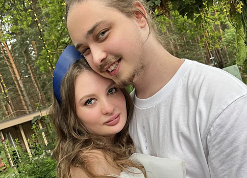 Невестка Наташи Королевой показала кадры из райского отпуска с мужем