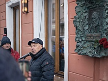 "Современник" открыл в Москве памятную доску автору пьесы "Любовь и голуби"