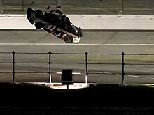 Автомобиль гонщика NASCAR десять раз перевернулся во время заезда