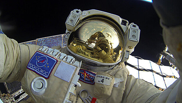 Российские космонавты впервые за 1,5 года вышли в открытый космос