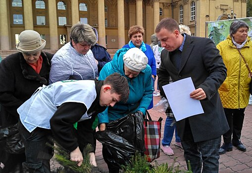 «Мечел» вместе с экологами раздает саженцы жителям Челябинска