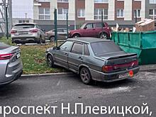 В Курске продолжают публиковать фото нарушителей парковки на газонах