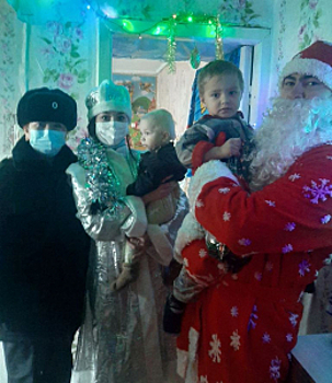 В подмосковном Королеве полицейские поздравили воспитанников социально-реабилитационного центра с Новым годом и Рождеством Христовым