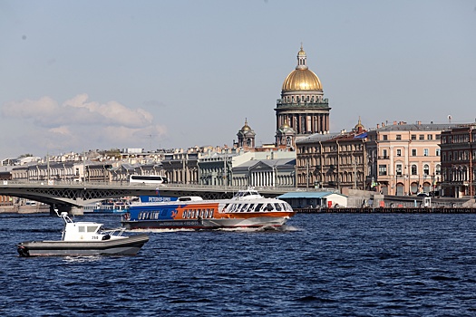 Летний туристический сезон открыт в Петербурге