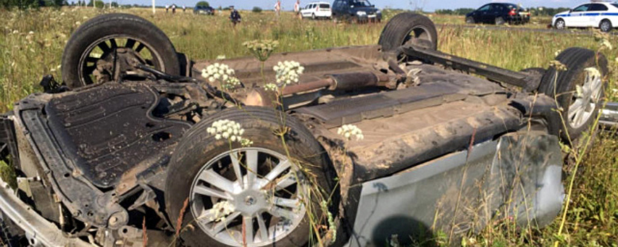 Под Спасском при опрокидывании иномарки в кювет погиб водитель