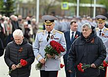 В Челябинске полицейские и ветераны возложили цветы к монументу «Солдатам правопорядка»