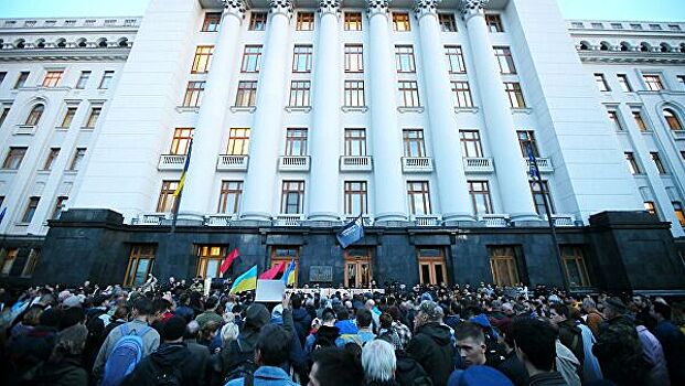 У офиса Зеленского начался митинг