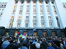 У офиса Зеленского начался митинг