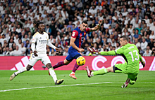 Мадридский "Реал" вырвал победу у "Барселоны", дважды уступая в счете по ходу матча