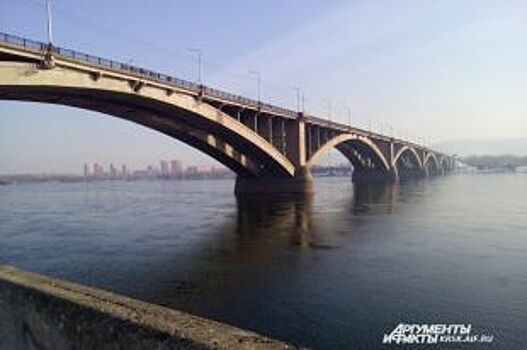 На Коммунальном мосту Красноярска начинают укладывать новый асфальт