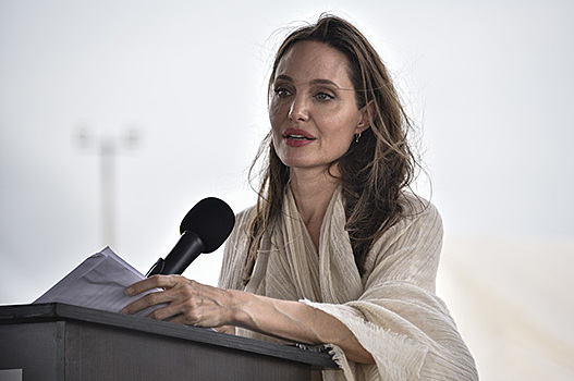 Поклонники обсуждают исхудавшие руки Анджелины Джоли