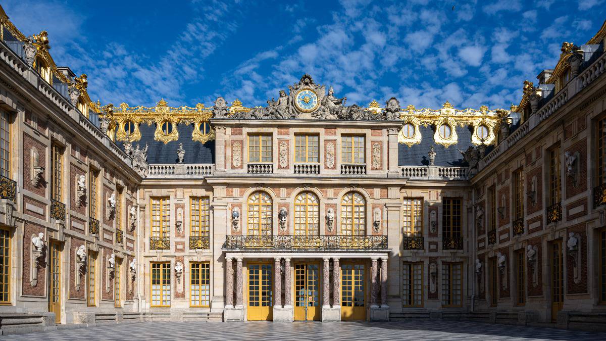 Reuters: Версальский дворец горит во Франции