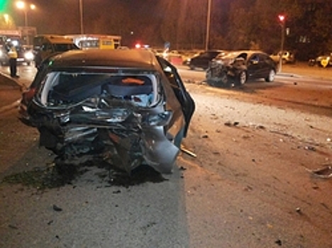 В Екатеринбурге столкнулись три легковушки. Есть пострадавшие