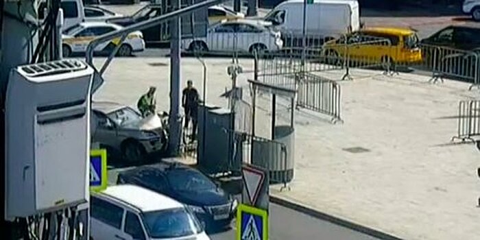 На Трубной улице водитель Porsche въехал в столб