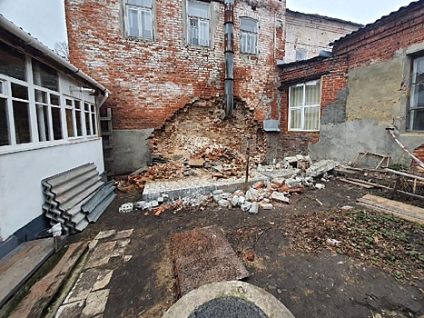 Прокуратура организовала проверку по факту обрушения части стены здания медколледжа в Кузнецке