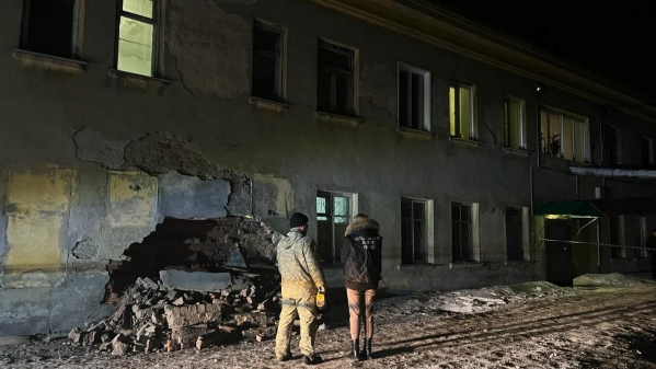 В Кузбассе в жилом доме рухнула стена: людей эвакуировали