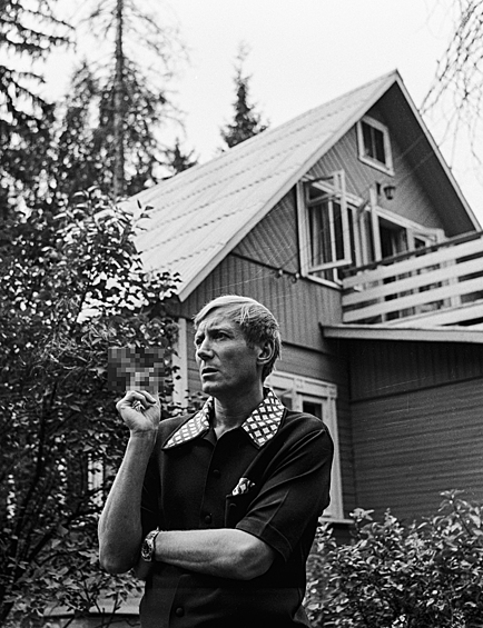 Поэт Евгений Александрович Евтушенко на своей даче в Переделкине, 1972 год
