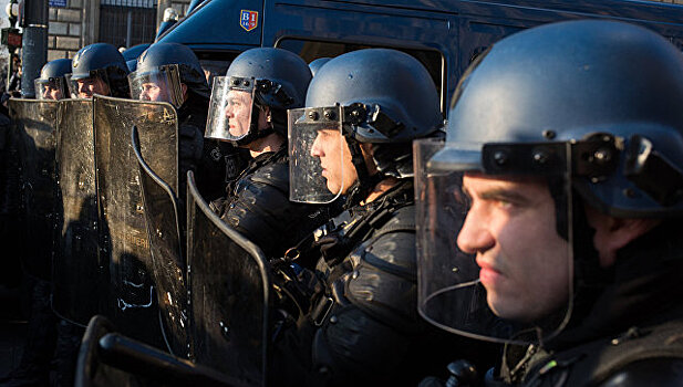 В Париже началась манифестация "Праздник Макрона"