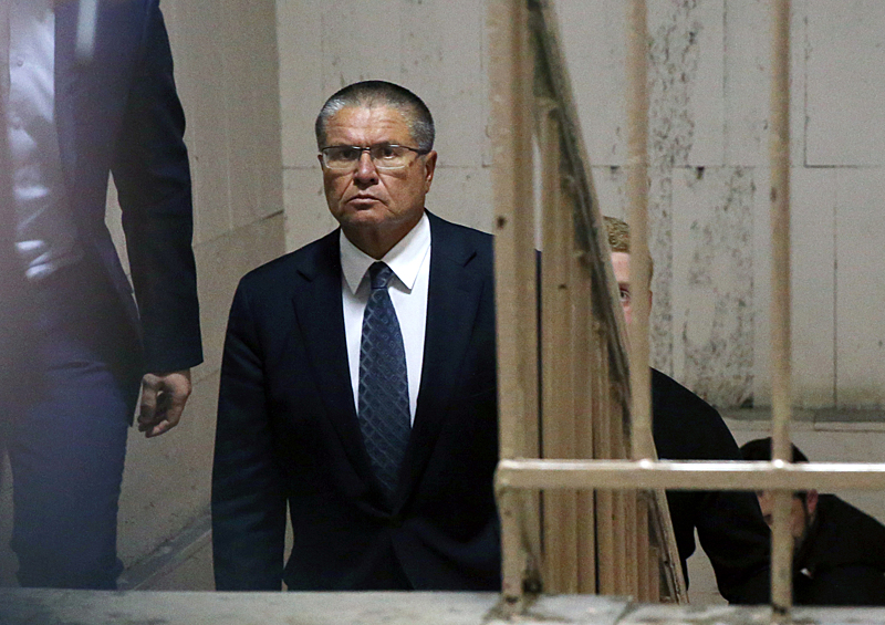 Следственный комитет России заявил о задержании главы Минэкономразвития Алексея Улюкаева. По данным следствия, Алексей Улюкаев 14 ноября 2016 года получил $2 млн за выданную Минэкономразвития положительную оценку, которая позволила ПАО «НК «Роснефть» осуществить сделку по приобретению государственного пакета акций ПАО «АНК «Башнефть» в размере 50%