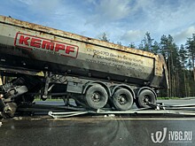 Большегруз проломил новые ограждения на "Скандинавии" и повис на них