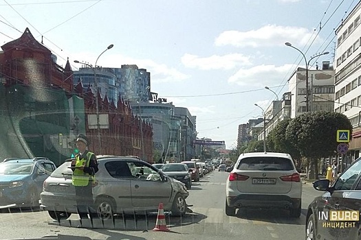 В центре Екатеринбурга грузовик сбил пешехода